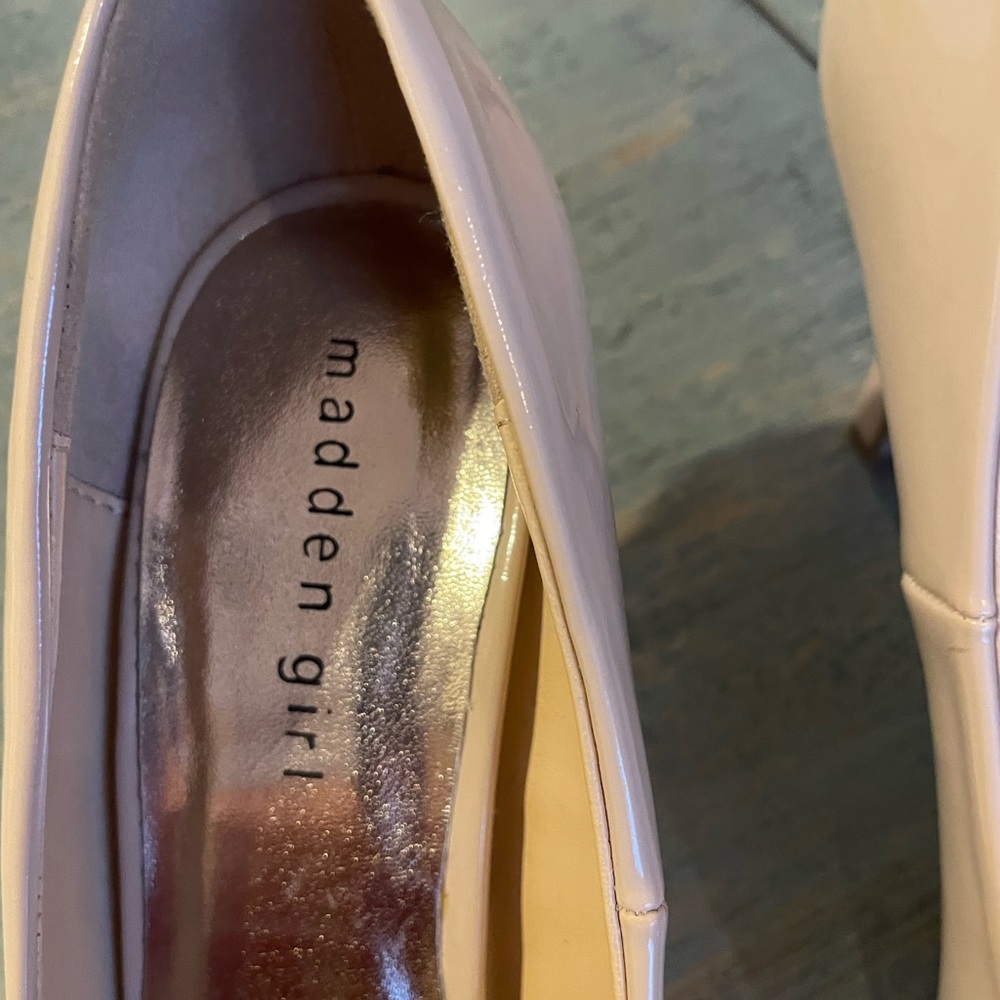 Madden Girl Nude Patent pumps- looks like new size 7 1/2 - Picture 5 of 11